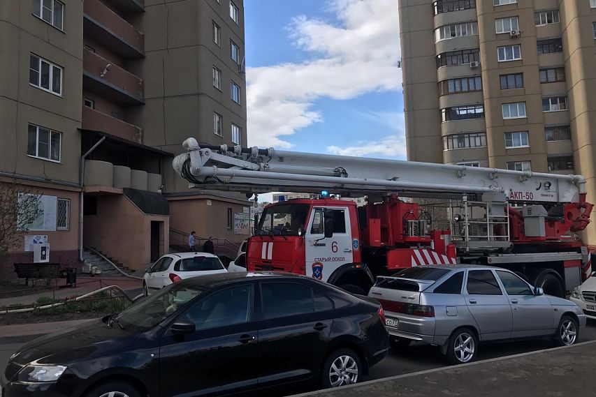В Старом Осколе пожарные спасли женщину из загоревшейся квартиры
