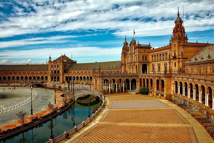 Названа возможная дата открытия Испании для туристов