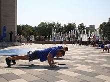 Братья Токовы в День физкультурника провели зарядку на площади Победы в Старом Осколе