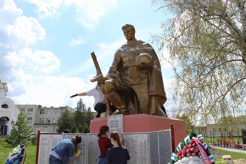Активисты «Нового Поколения» привели в порядок памятник погибшим воинам Великой Отечественной войны
