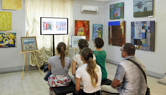 В старооскольском художественном музее работает выставка «Петербургские встречи»