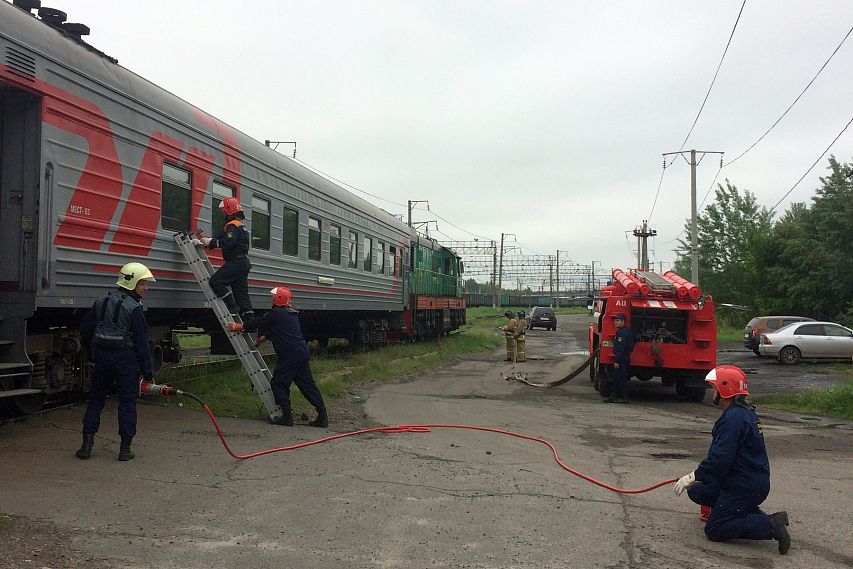Сотрудники МЧС в Старом Осколе «спасли» пассажиров поезда