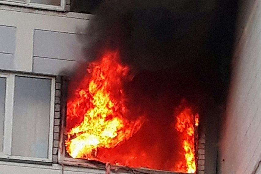 Позавчера из огня человека спасли соседи, вчера – пожарные