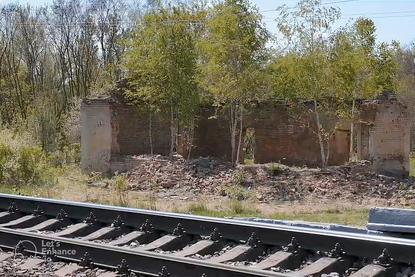 От памятного объекта в Старом Осколе остались три стены