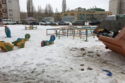 В Старом Осколе мусорные баки ставили на детских площадках