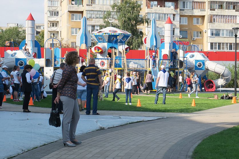 Старый оскол электронный. Сквер лунный старый Оскол. Парк лунный свет старый Оскол. Лунный детская площадка старый Оскол. Старый Оскол парк Аист.