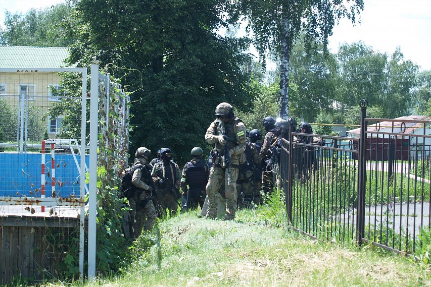 Белгородские силовики во время учений отбили нападение на спорткомплекс