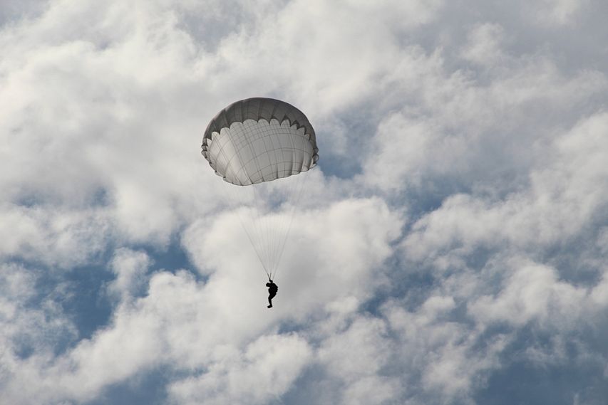 В Белгородской области курсанты ВПК открыли сезон прыжков с парашютом
