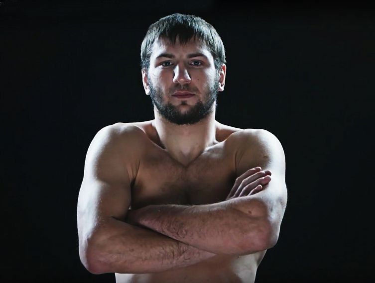 Старооскольский боец Сергей Калинин готовится к поединку против Даурена Ермекова из Казахстана.