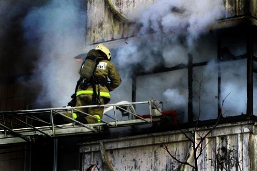Трёх человек спасли старооскольские пожарные из пламени