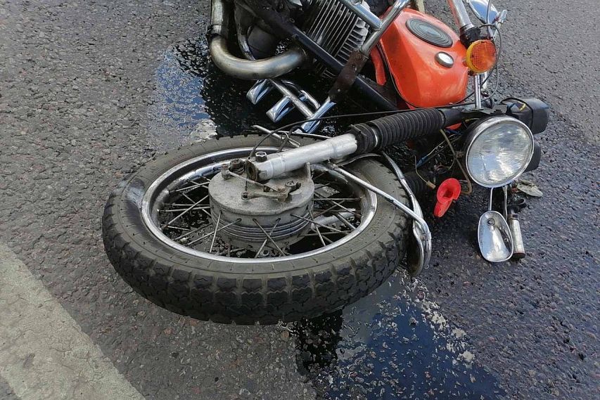 В Старом Осколе в ДТП пострадали водитель и пассажирка мотоцикла