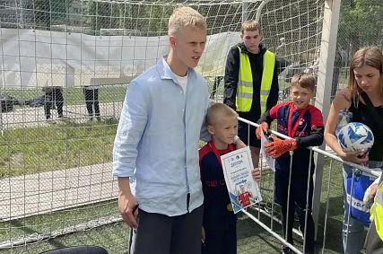Матвей Кисляк в Старом Осколе: звезда ЦСКА поддержала юных футболистов