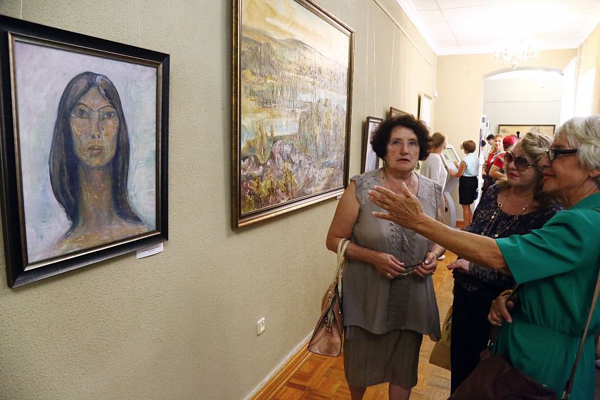 В Старооскольском краеведческом музее представлены отреставрированные картины Ильи Хегая
