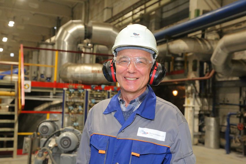 Почти четыре десятка лет Андрей Колесников работает на Оскольском электрометаллургическом комбинате