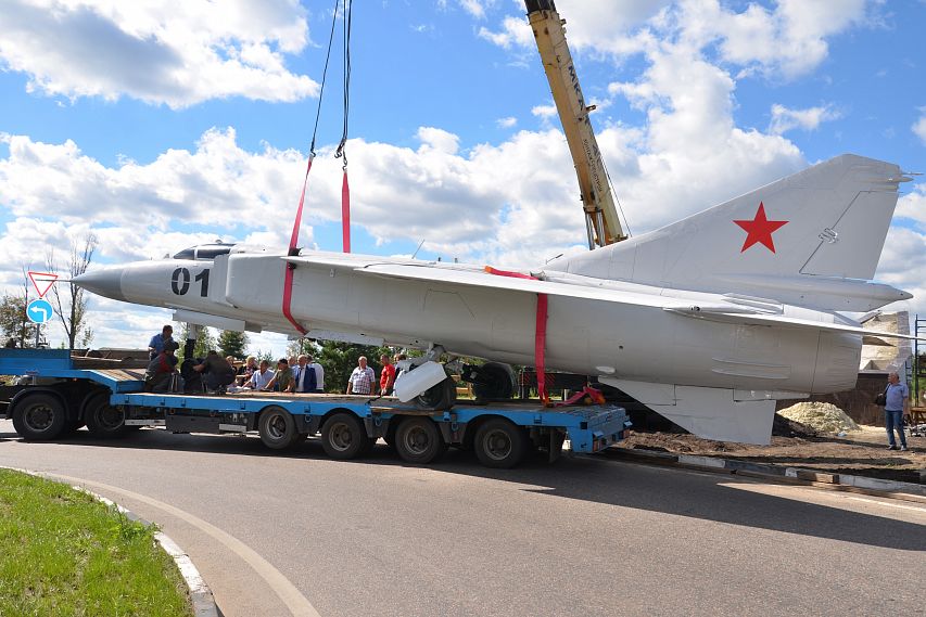 На въезде в Старый Оскол установили истребитель «МиГ-23 МЛД»