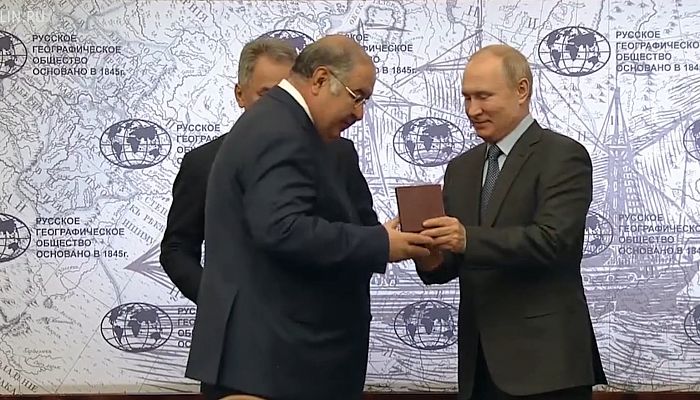 Путин вручил Усманову Константиновскую медаль РГО