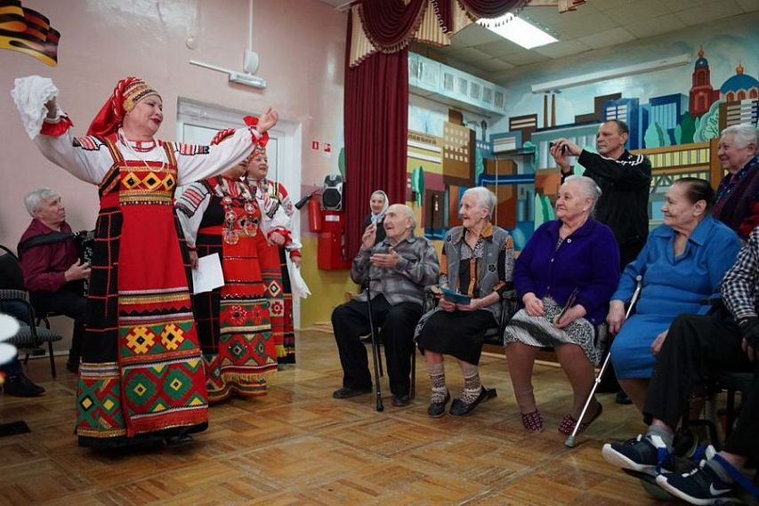 Незнамовские артисты поздравили престарелых и инвалидов