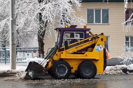 Старооскольские коммунальщики с двух часов ночи занимаются уборкой снега