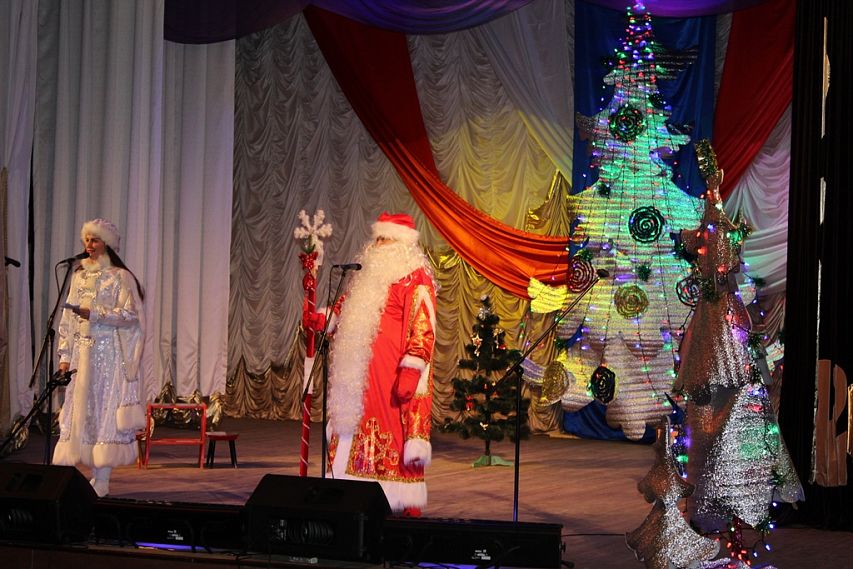 Дед Мороз и Снегурочка поздравили чернянских детей с наступающим Новым годом и Рождеством Христовым