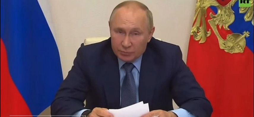 Владимир Путин отправил работающих россиян на каникулы