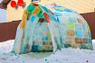 Разноцветное иглу изо льда украсило двор старооскольской семьи