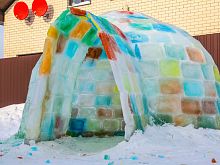 Разноцветное иглу изо льда украсило двор старооскольской семьи