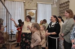 В Старооскольском краеведческом музее провели экскурсию для волонтеров Металлоинвеста