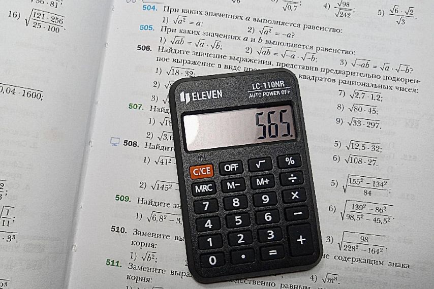 На ОГЭ по математике девятиклассникам официально разрешили пользоваться калькулятором