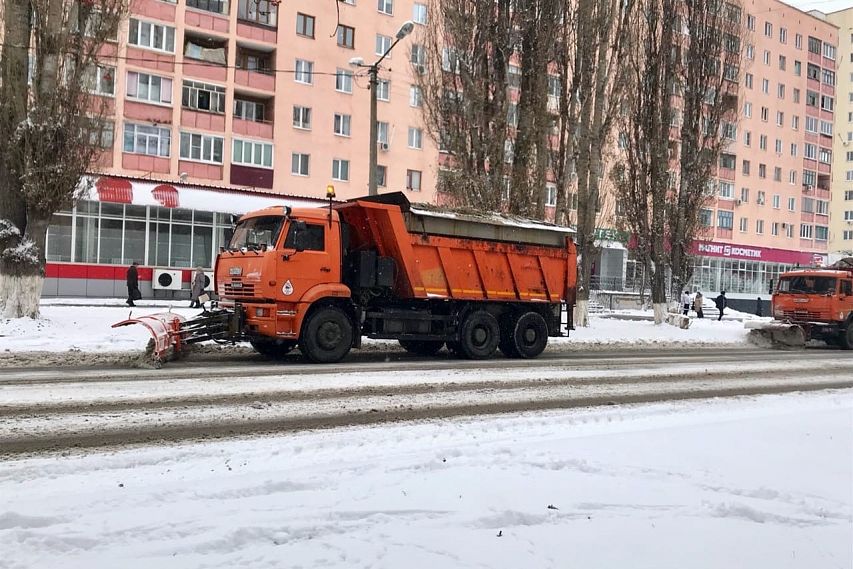 Дорожные службы Старого Оскола борются со снегом