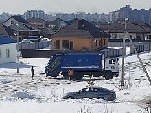 Ведро щебёнки ради проезда: спор из‑за застрявшего мусоровоза в Старом Осколе
