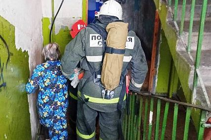 60 жителей старооскольской многоэтажки пришлось эвакуировать из-за пожара