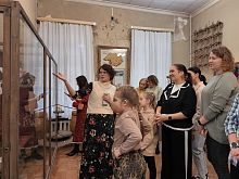 Краеведческий музей провёл для волонтёров ОЭМК экскурсию и мастер-класс