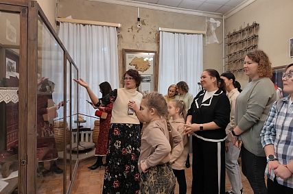 Краеведческий музей провёл для волонтёров ОЭМК экскурсию и мастер-класс