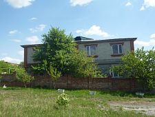 Здание 350 м² с 5 отдельно стоящими гаражами общей площадью 250 м²