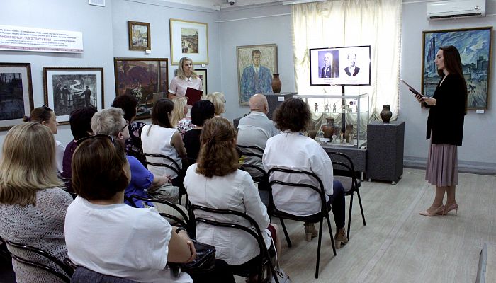 В Старооскольском художественном музее открылась выставка, посвященная 45-летию ОЭМК