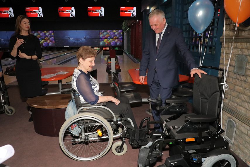 Оскольчанка получила инвалидную коляску с автоматическим приводом от фонда «Поколение»