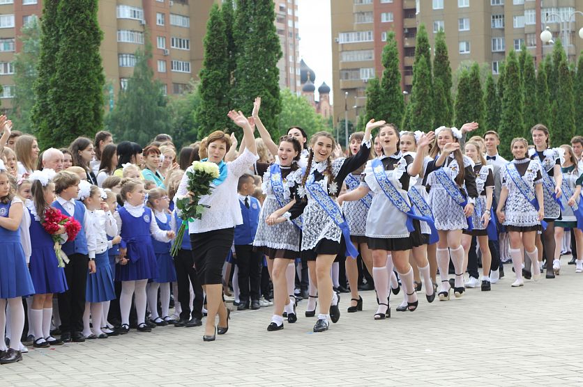 Последний звонок линейка в школе фото. Последний звонок 24. Описание фото последний звонок. Школа 1 Звенигород фото последний звонок в школе фото.