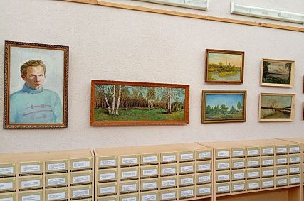 Ретроспективная выставка старооскольского художника работает в библиотеке им. Пушкина