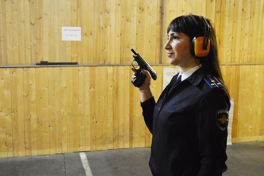В Старом Осколе женщины-полицейские отметили праздник пистолетной стрельбой