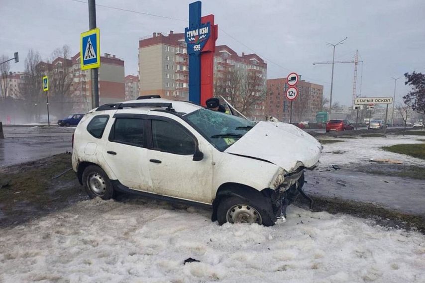 В Старом Осколе женщина за рулём Renault Duster влетела в дорожное ограждение