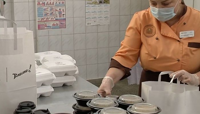 Компания «Металлоинвест» обеспечивает горячими обедами врачей ковид-отделений Губкина и Оскола