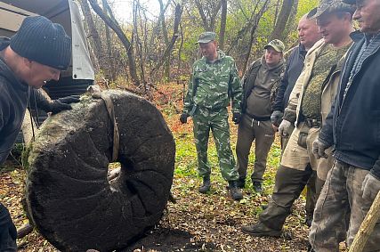 Старооскольские поисковики нашли старинные мельничные жернова в заброшенном хуторе