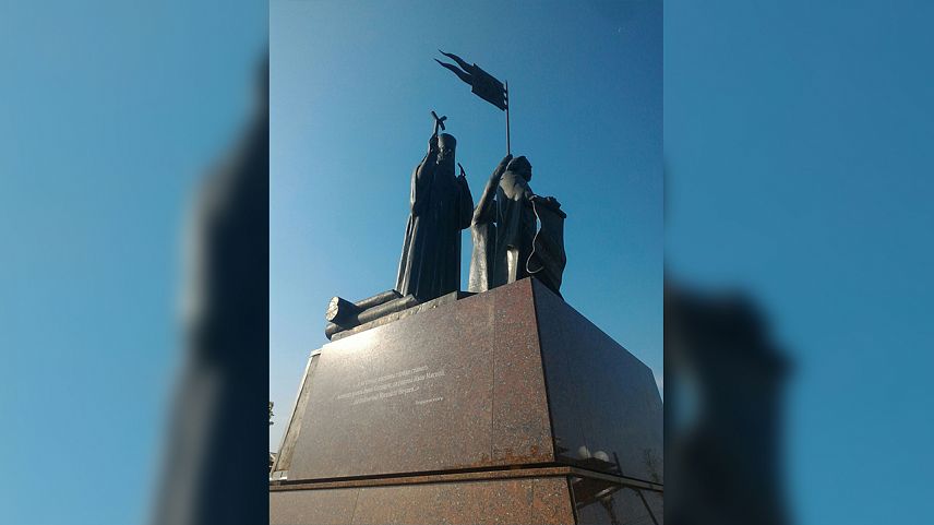 Строители повредили памятник отцам-основателям Старого Оскола