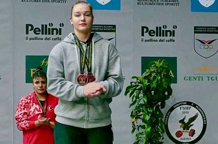 Старооскольская тяжелоатлетка Мария Груздова взяла две бронзы юниорского чемпионата Европы