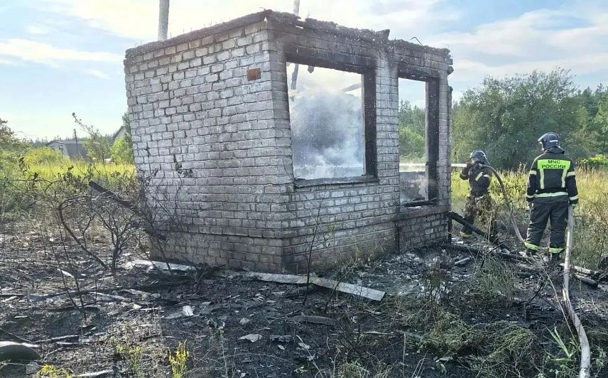 В Старом Осколе подожгли заброшенный дачный дом