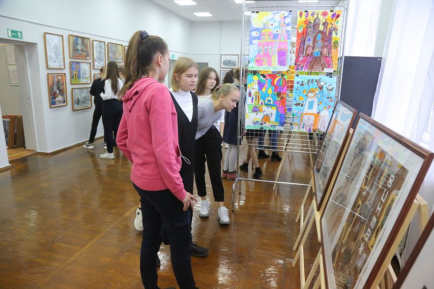 В старооскольской детской художественной школе с начала ноября действуют сразу четыре выставки