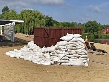 На старооскольком пляже «Юность» укрытие сделали из кабинок для переодевания