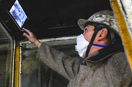 В электросталеплавильном цехе ОЭМК машину ломки футеровки оснастили системой кругового обзора