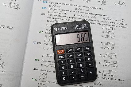 На ОГЭ по математике девятиклассникам официально разрешили пользоваться калькулятором