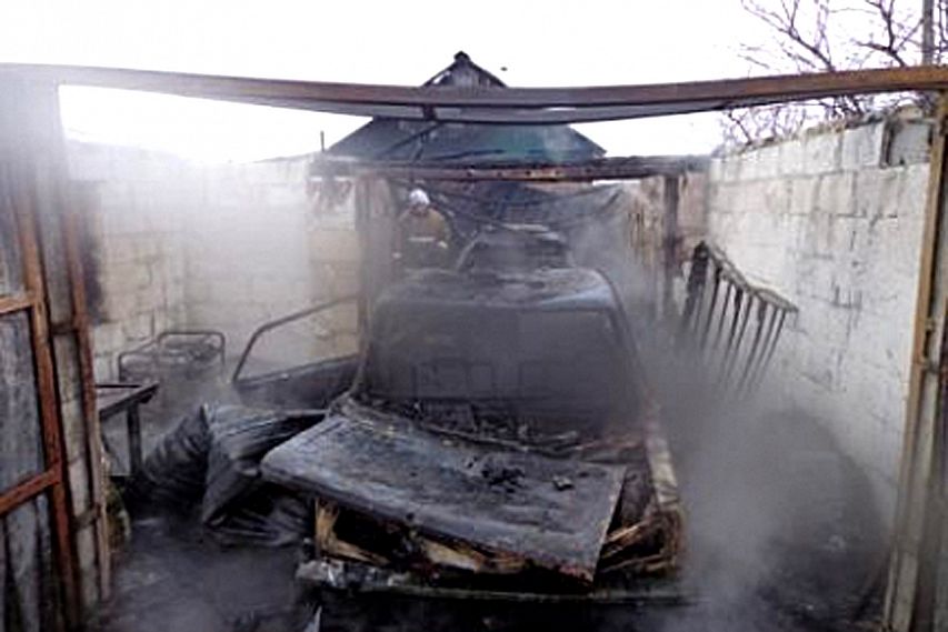 В селе Старооскольского округа дотла сгорел автомобиль, а в городе – потушили квартиру